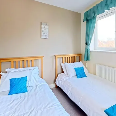 Pastures View - Part Of The The Bay Village With Pool, Gym And Direct Access, Pub, Restaurant, Tennis And Meadows Walks 펜션 파일리