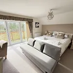 Pastures View - Part Of The The Bay Village With Pool, Gym And Direct Access, Pub, Restaurant, Tennis And Meadows Walks Ferienhaus *